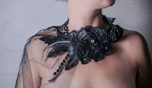 SiaLinda: Brustschmuck Halsschmuck Lou, schwarz, mit Spitze, schwarzer Rose, Kristallen - SiaLinda.com